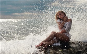金发女孩，白色礼服，坐在岩石上，海，波浪，水溅 高清壁纸