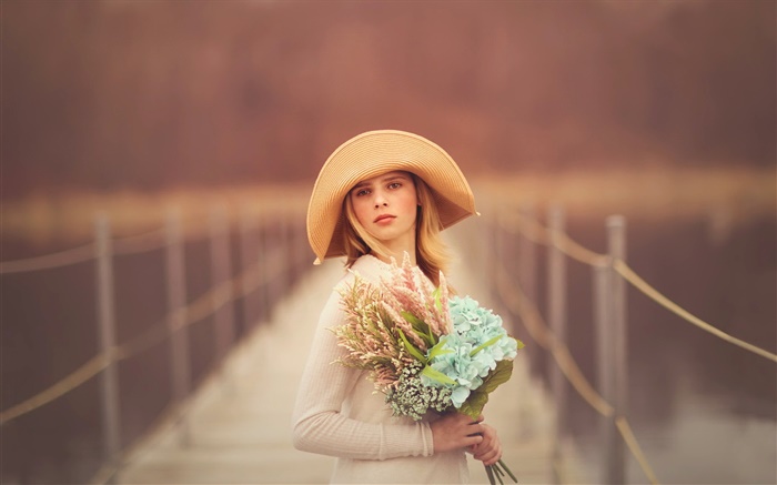 女孩在桥上，金发碧眼，帽子，肖像，鲜花 壁纸 图片