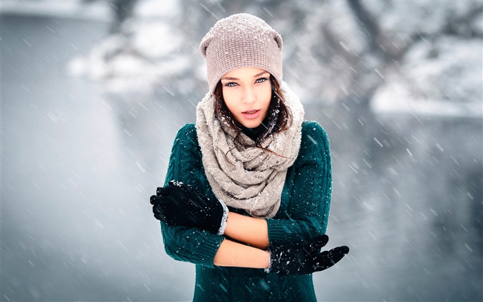 女孩在寒冷的冬天，雪，风，手套，帽子 壁纸 图片