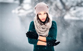 女孩在寒冷的冬天，雪，风，手套，帽子 高清壁纸