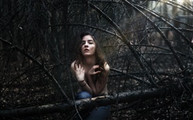 女孩迷失在森林