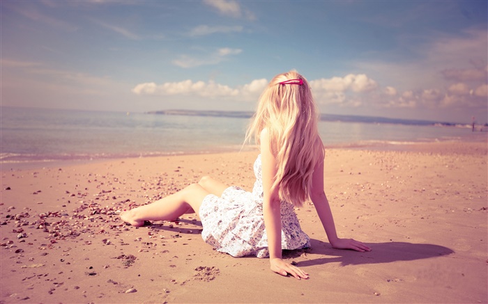 在海滩上休息的女孩，阳光，夏天 壁纸 图片
