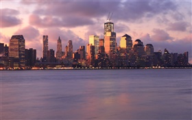 美国纽约，建筑，高楼林立，灯光，海，黄昏，夕阳，云 高清壁纸