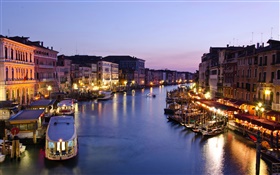 晚上，意大利威尼斯运河，船，房屋，灯