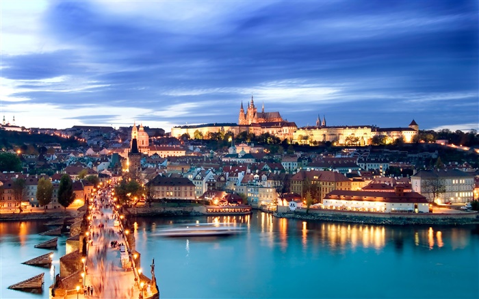 布拉格城市夜景，灯光，住宅，查理大桥，河，黄昏，天空 壁纸 图片