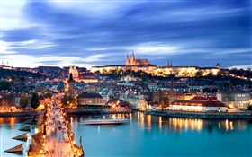 布拉格城市夜景，灯光，住宅，查理大桥，河，黄昏，天空 高清壁纸