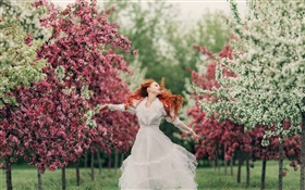 红发女孩的舞蹈，花卉，树木，春天，背景虚化