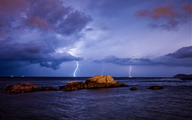 海，闪电，风暴，石头，晚上，云 高清壁纸