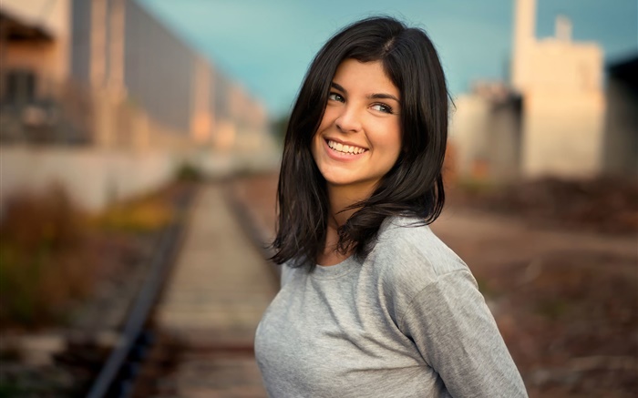 微笑的女孩，黑色的头发，铁路，背景虚化 壁纸 图片