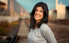 微笑的女孩，黑色的头发，铁路，背景虚化 高清壁纸