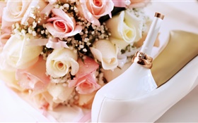 结婚戒指，粉红色的玫瑰鲜花，高跟鞋 高清壁纸