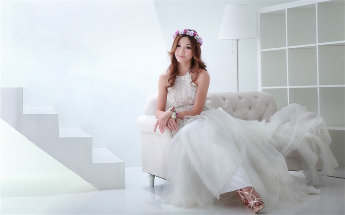 亚洲女孩，漂亮的礼服，新娘，姿势，沙发 壁纸 图片