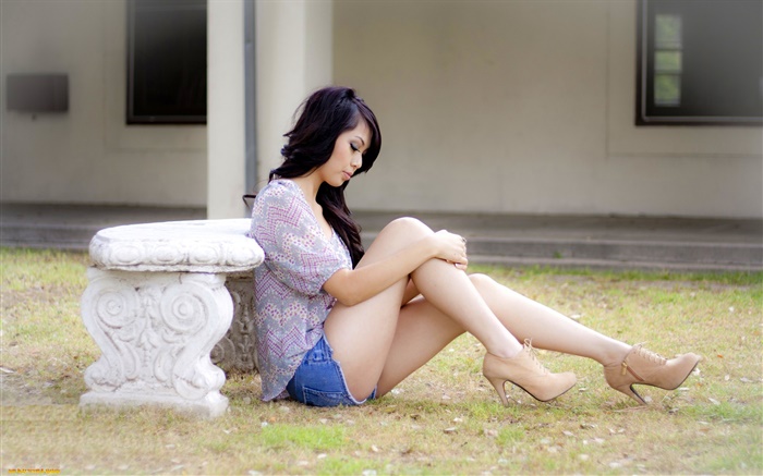 亚洲女孩坐在地面，美丽的腿 壁纸 图片