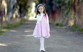 可爱的孩子们，粉红色连衣裙的女孩，道路，树木 高清壁纸