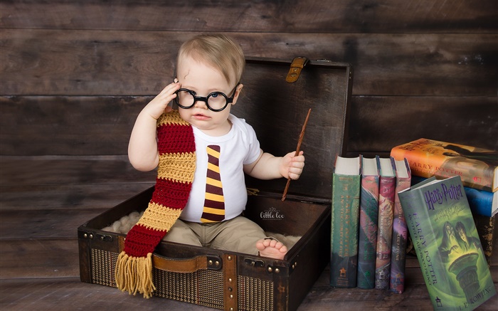 可爱的小男孩，箱包，书籍，眼镜 壁纸 图片