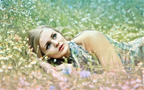 女孩躺在草地，野花 高清壁纸