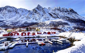 挪威的冬天，雪，海湾，山，房子，船
