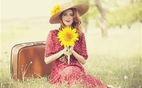 微笑的金发女孩，姿势，拿着向日葵，微笑