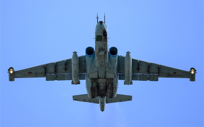 苏-25攻击机，战斗机亚音速飞行，仰视图 壁纸 图片