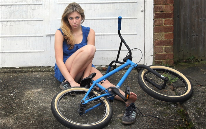 蓝色连衣裙的女孩，自行车 壁纸 图片