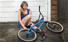 蓝色连衣裙的女孩，自行车 高清壁纸