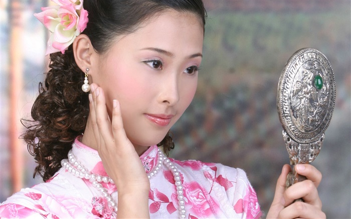 旗袍的女孩用镜子，中国，亚洲 壁纸 图片