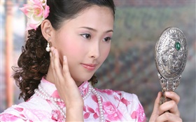 旗袍的女孩用镜子，中国，亚洲
