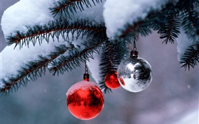 圣诞球，树，树枝，厚厚的积雪 高清壁纸
