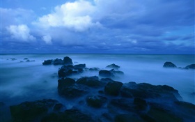 黄昏，海，海岸，怪石，云海，蓝色风格 高清壁纸