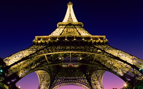 艾菲尔铁塔，仰望，灯光，夜晚，巴黎，法国 高清壁纸