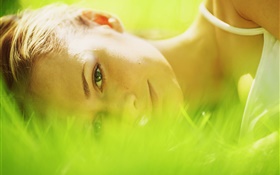 女孩躺在草丛中，绿色