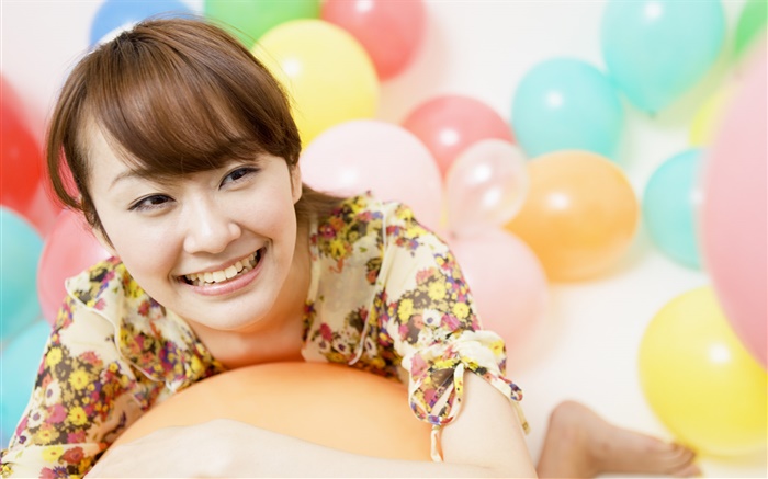 快乐的亚洲女孩，五颜六色的气球 壁纸 图片