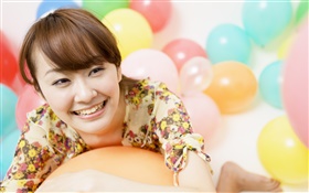 快乐的亚洲女孩，五颜六色的气球 高清壁纸
