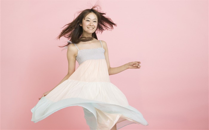 快乐的亚洲女孩，粉红色的背景 壁纸 图片
