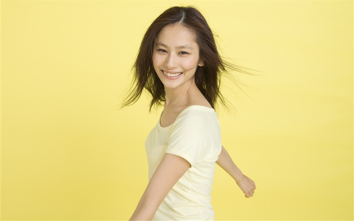 快乐的亚洲女孩，黄色的背景 壁纸 图片