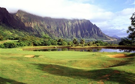 美国夏威夷，高尔夫球场，草，山，树，湖，云 高清壁纸