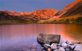 湖，清澈的水，石头，山，黄昏 高清壁纸