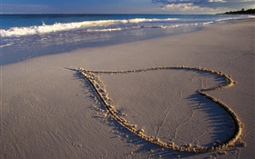 爱的心，沙滩，大海 高清壁纸