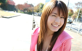 粉红色连衣裙的亚洲女孩，微笑 高清壁纸
