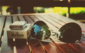 静物，打火机，香烟，太阳镜