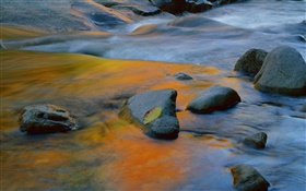 石头，小溪，水