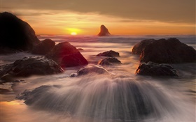 夕阳海岸，石头，波