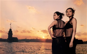 两个亚洲女孩，日落，河，风