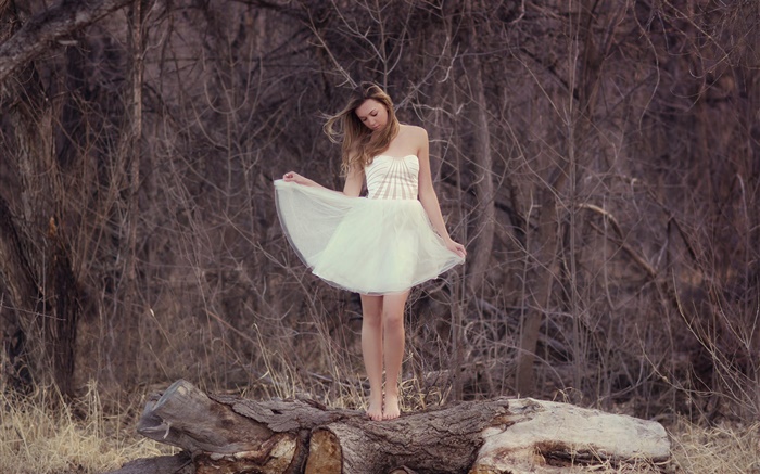 白色连衣裙的女孩，森林，寂寞 壁纸 图片