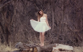 白色连衣裙的女孩，森林，寂寞