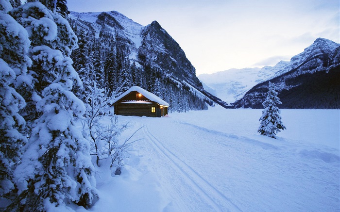 冬季，厚厚的积雪，房子，黄昏 壁纸 图片