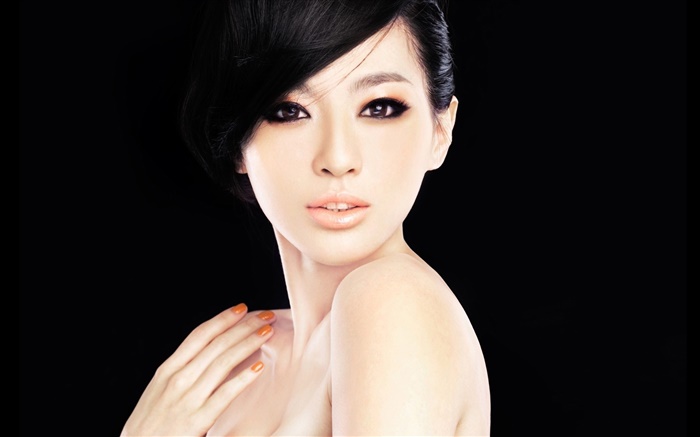 亚洲模特的女孩，脸，眼，手，黑色的背景 壁纸 图片