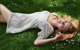 美丽的女孩躺在草地上，白色的礼服，姿势 高清壁纸
