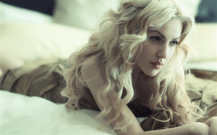 金发女孩，卷曲的头发，躺在床上 壁纸 图片