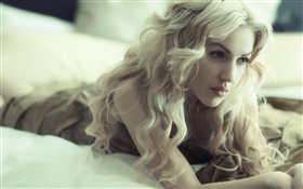 金发女孩，卷曲的头发，躺在床上 高清壁纸